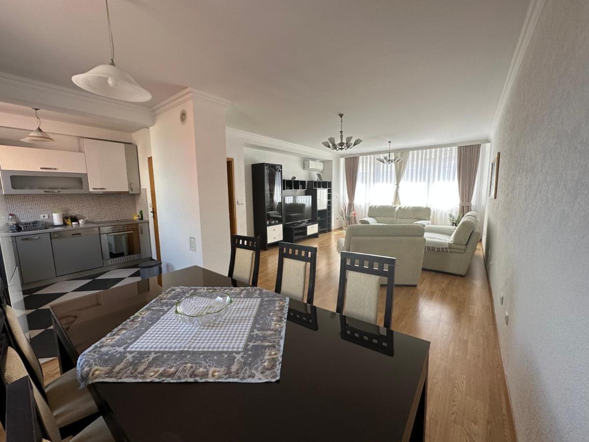 Spacious 3-Bedroom Condo Next To City Center Prishtinë Luaran gambar