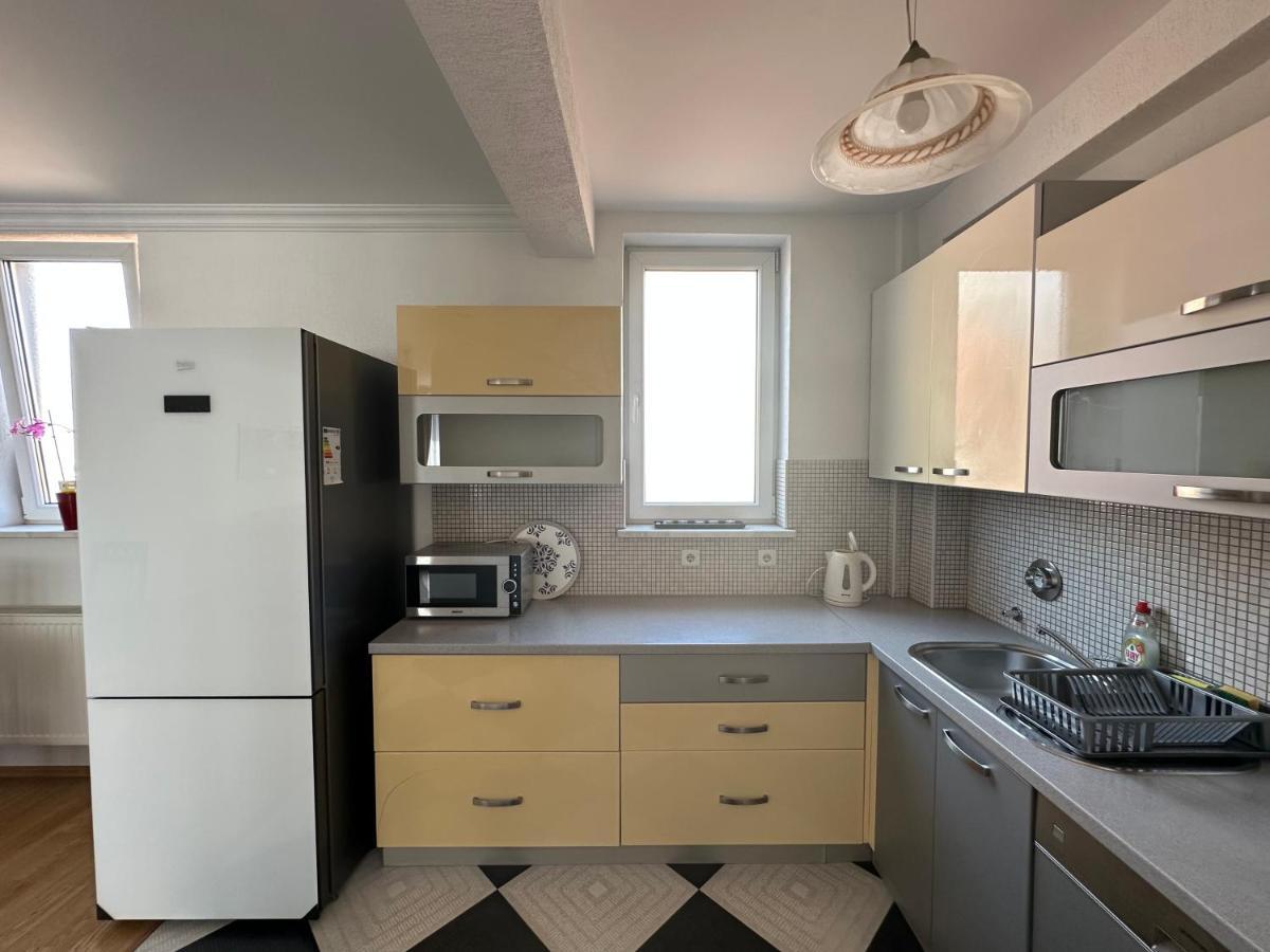 Spacious 3-Bedroom Condo Next To City Center Prishtinë Luaran gambar