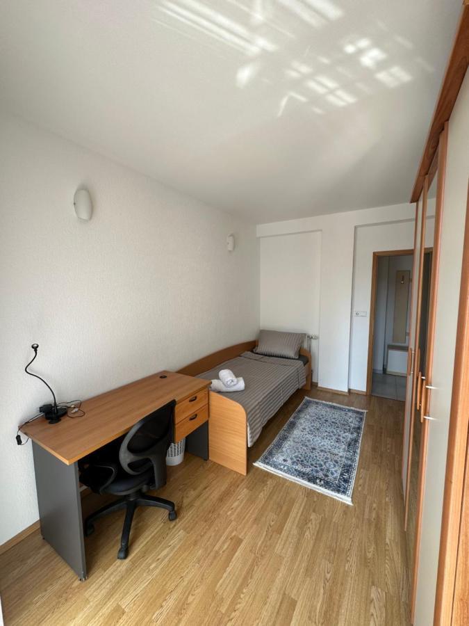 Spacious 3-Bedroom Condo Next To City Center Prishtinë Luaran gambar