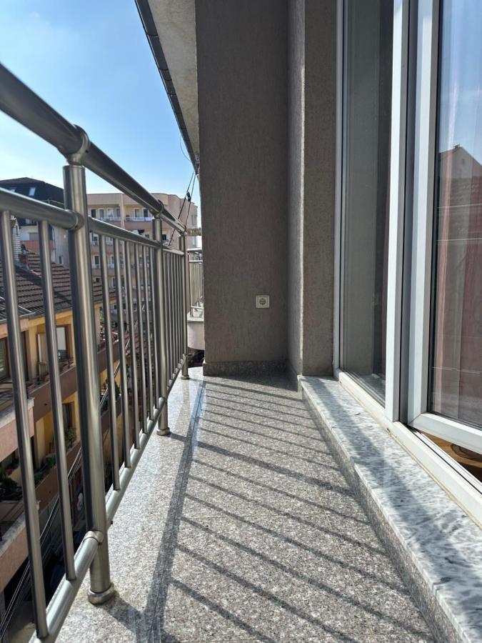 Spacious 3-Bedroom Condo Next To City Center Prishtinë Luaran gambar