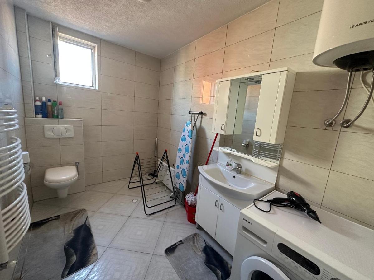 Spacious 3-Bedroom Condo Next To City Center Prishtinë Luaran gambar
