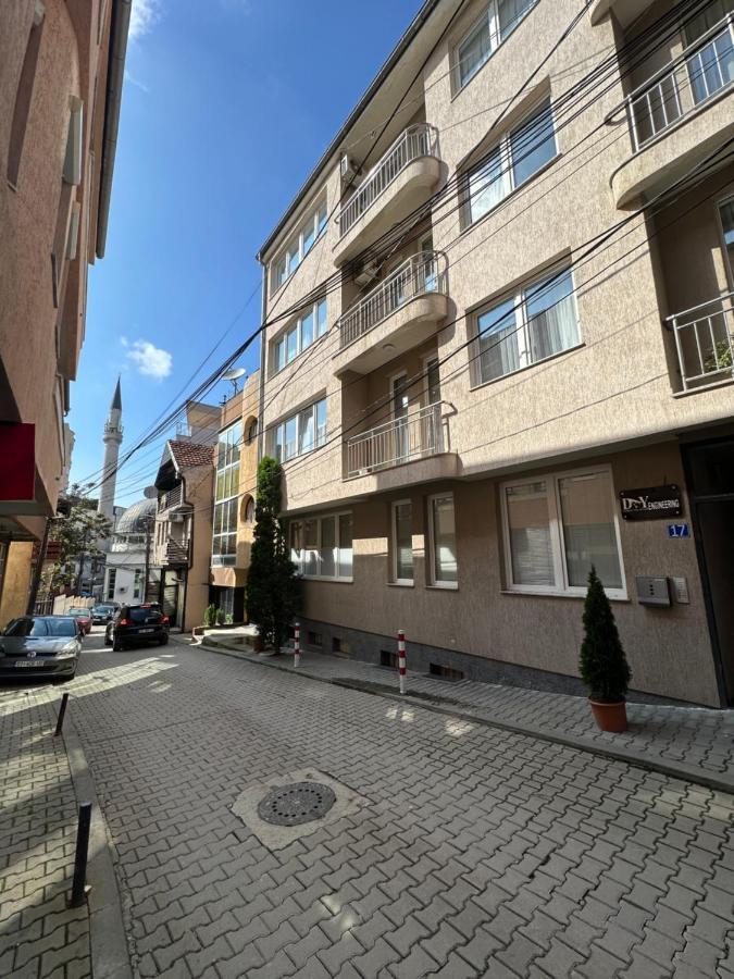 Spacious 3-Bedroom Condo Next To City Center Prishtinë Luaran gambar